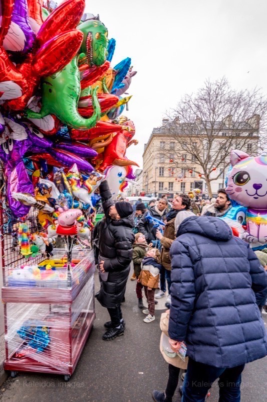 Children;Kids;People;Crowds;Balloons;Belleville;Chinese New Year;Kaleidos images;La parole à l'image;Paris;Paris 19;Paris XIX;Sellers;Street Vendors;Tarek Charara